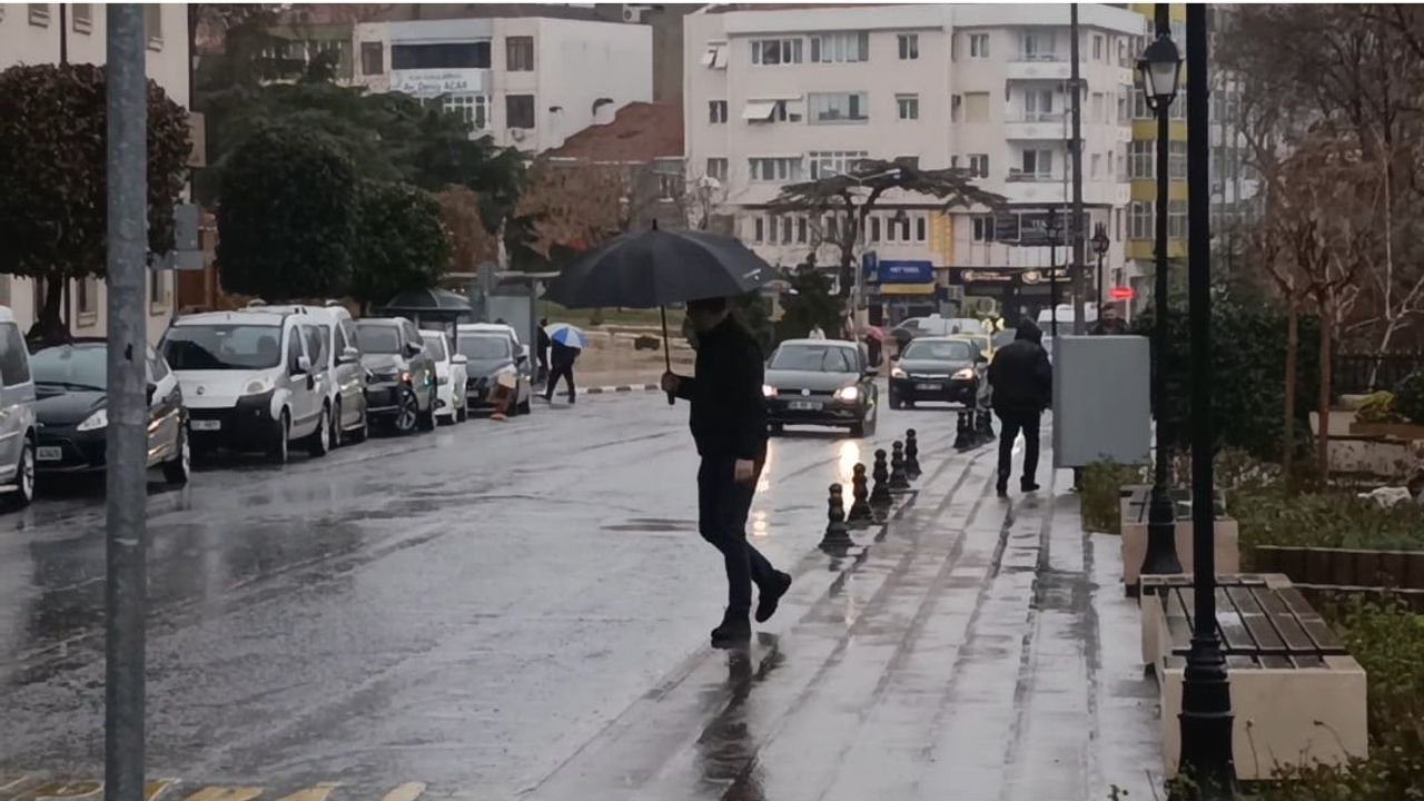 Tekirdağ'da sabah başlayan kuvvetli yağış yaşamı etkiledi; öğlen güneş açtı