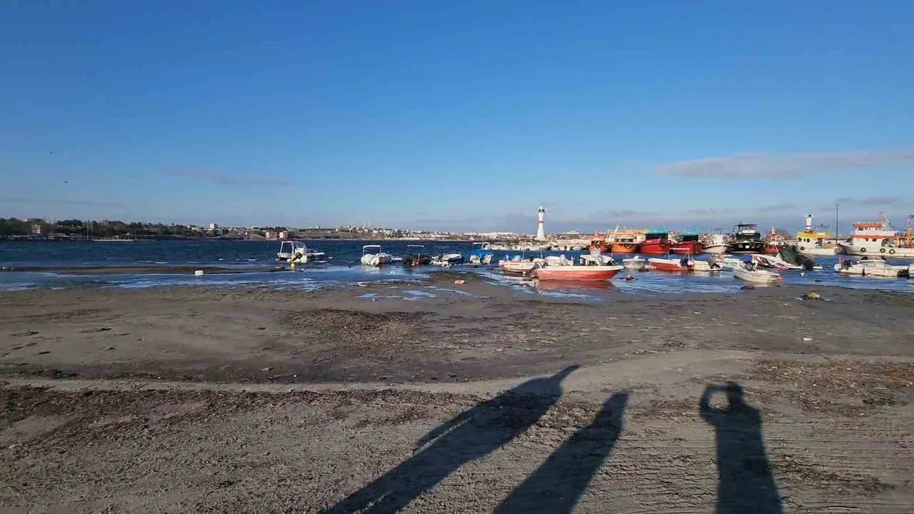 Tekirdağ Marmaraereğlisi'nde deniz çekildi: Sahilde yaklaşık 10 metre gerileme gözlendi