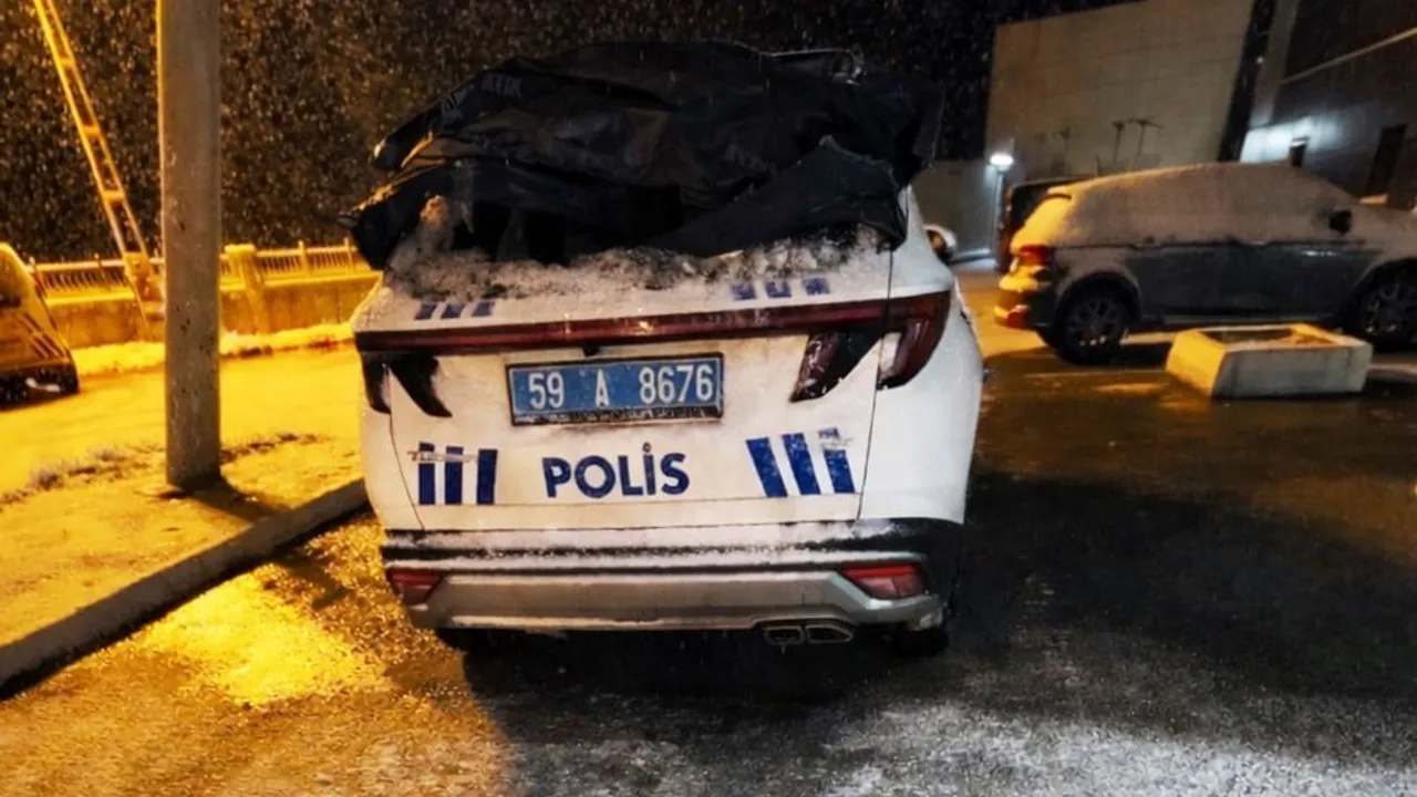 Tekirdağ Muratlı'da baltalı saldırıda 3 araç hasar gördü; 1'i polis aracı