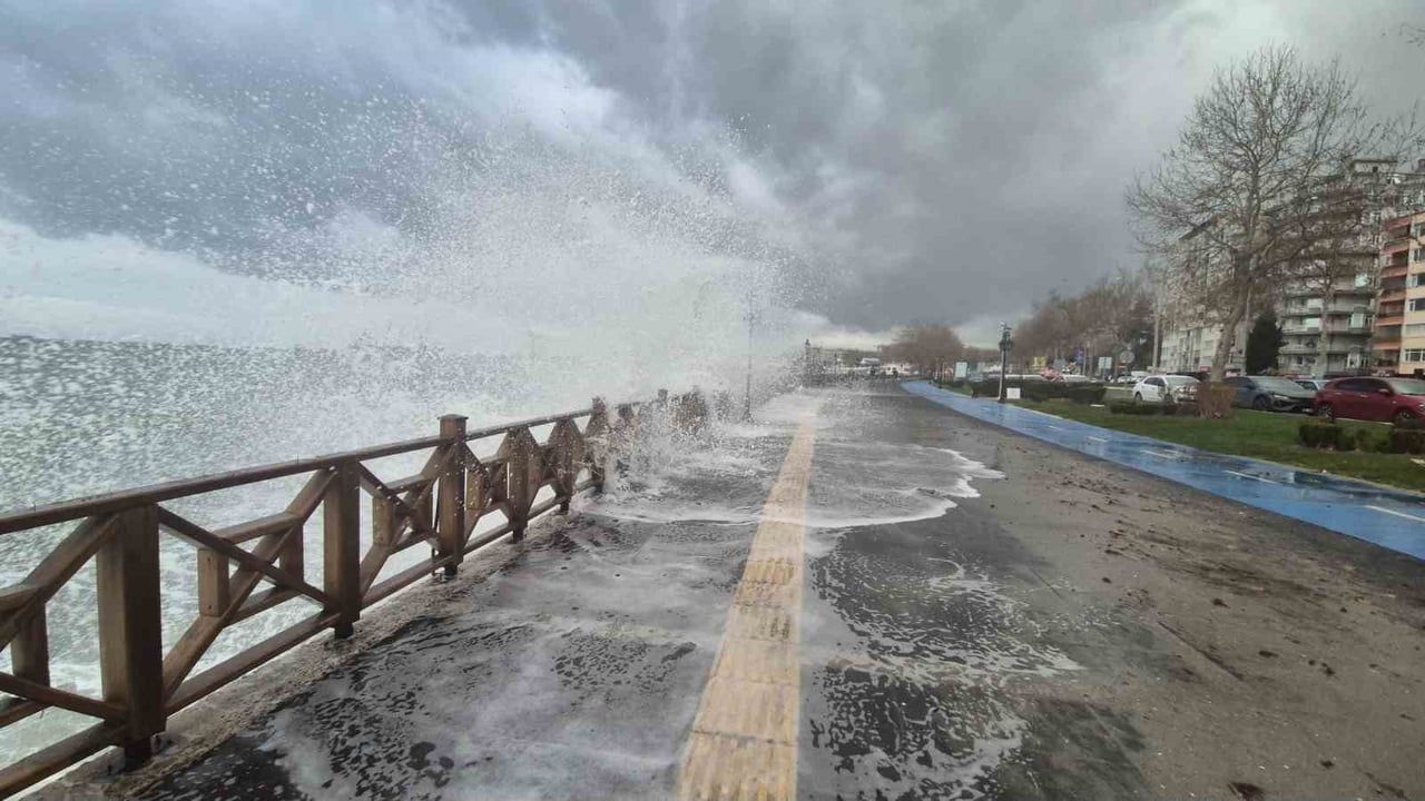 Tekirdağ sahilinde lodos etkisi: Sahil şeridi deniz suyu ile kaplandı