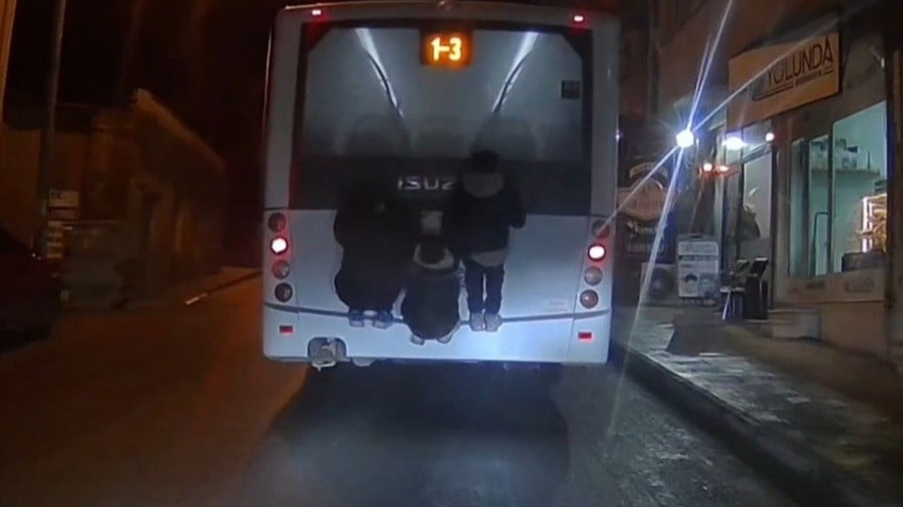 Tekirdağ Süleymanpaşa'da otobüs arkasına tutunan 3 çocuğun tehlikeli yolculuğu kaydedildi