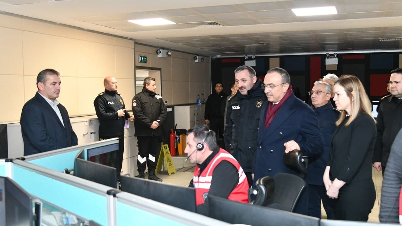 Tekirdağ Valisi Recep Soytürk, yılbaşı denetiminde görev başındaki personeli ziyaret etti