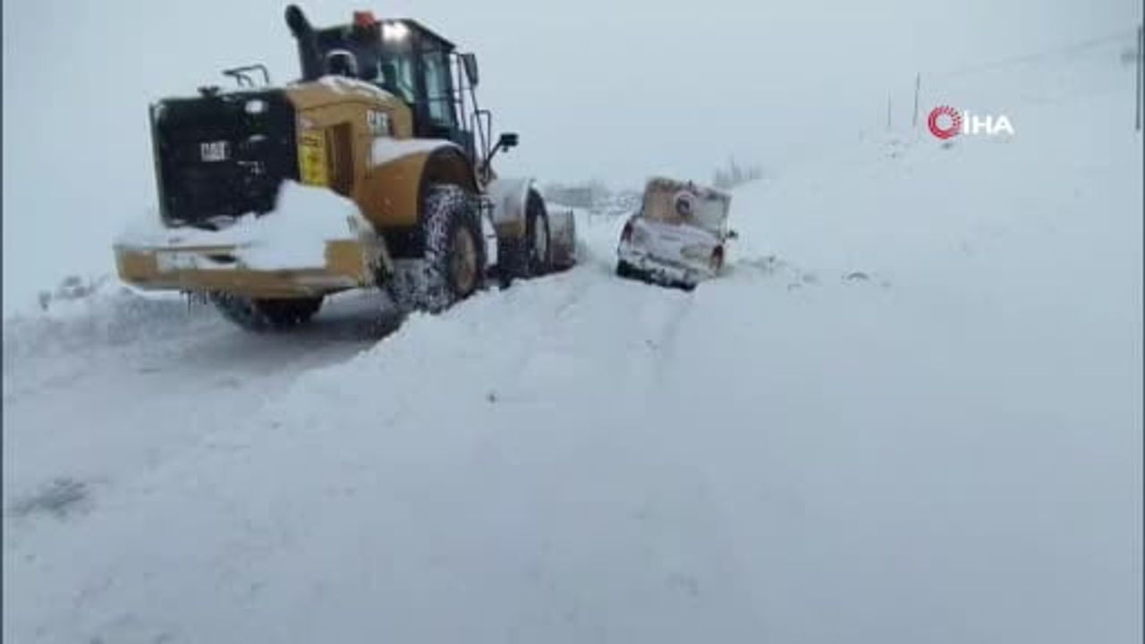Tekman'da karda mahsur kalan araç belediye ekiplerince kurtarıldı