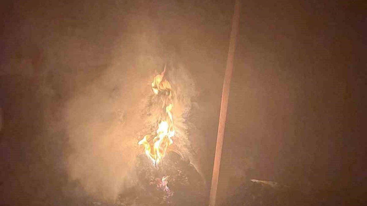 Tekman Toptepe’de gece çıkan çatı yangını, karla kapanan yol iş makineleriyle açılarak söndürüldü