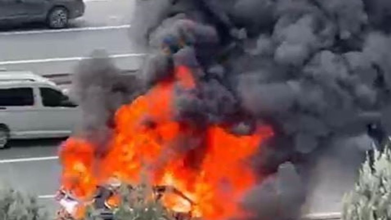 TEM Hadımköy Bağlantı Yolu Esenyurt'ta seyir halindeki BMW motor yangınıyla alev aldı, itfaiye müdahale etti