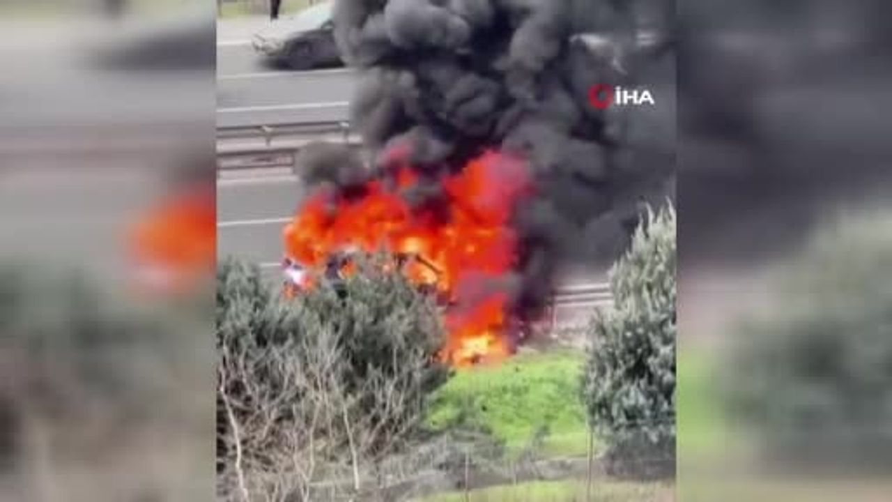 TEM Hadımköy Bağlantı Yolu'nda BMW motorunda yangın: Araç kısa sürede küle döndü