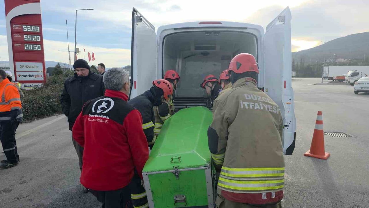 TEM Otoyolu Düzce Üçköprü'de hafif ticari araç bariyerlere saplandı: 2 kişi hayatını kaybetti