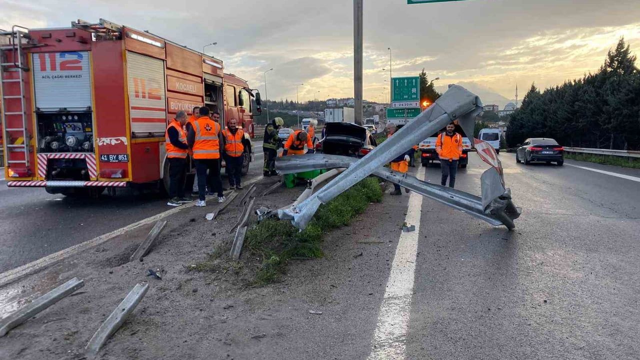 TEM Otoyolu Kocaeli geçişinde bariyere çarpan araç: 1 yaralı