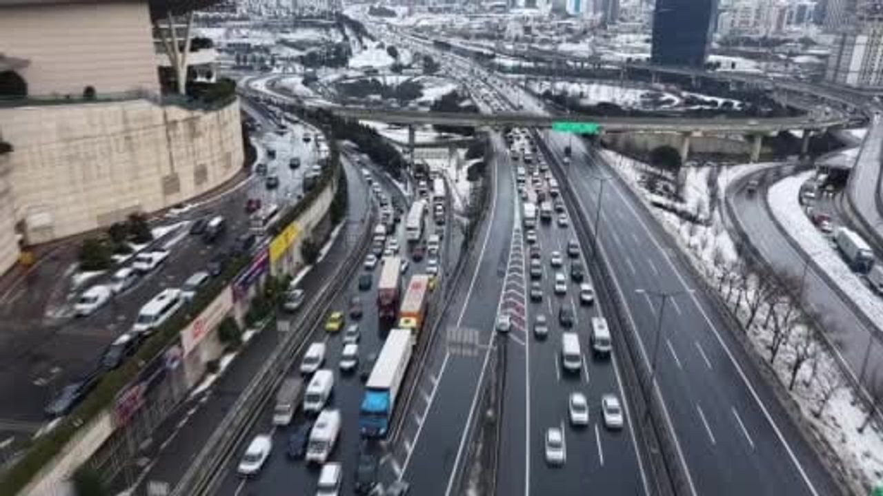 TEM Otoyolu Mahmutbey Gişeleri'nde Akşam Trafiği Havadan Görüntülendi