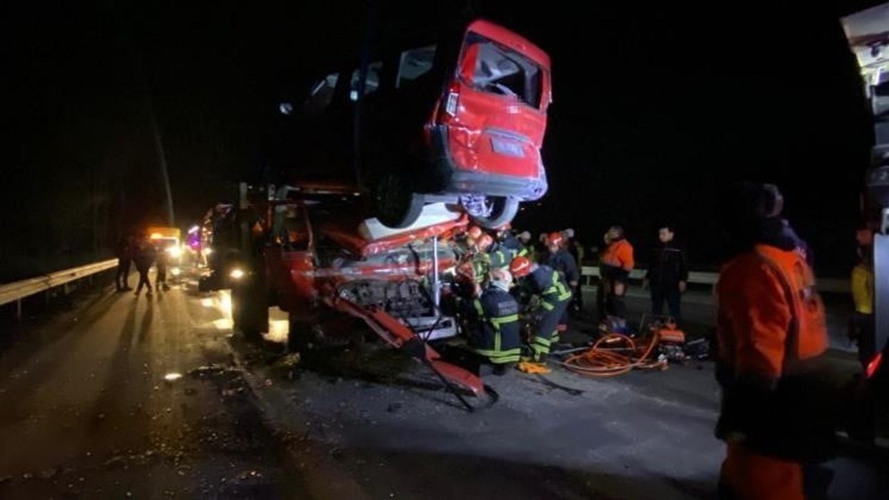 TEM Otoyolu Maşukiye’de kamyonet-tır çarpışması: Vinç destekli kurtarma ile sürücü kurtarıldı