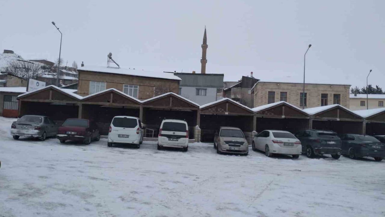 Tercan'da aşırı soğuk cuma pazarının kurulmasını engelledi