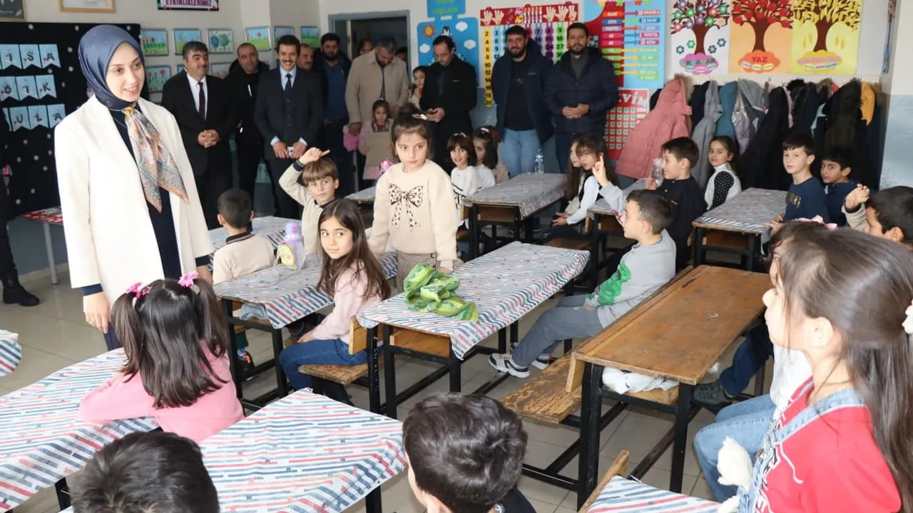 Tercan'da karne sevinci: 1.970 öğrenci 2025-2026 ilk dönemi tamamladı