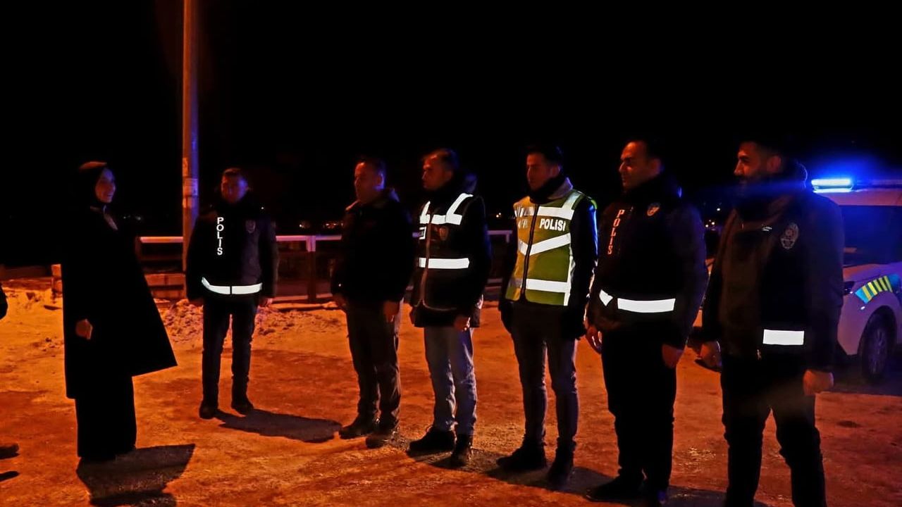 Tercan Kaymakamı Neslihan Kısa Duman, yılbaşı gecesi görevdeki güvenlik güçlerini ziyaret etti
