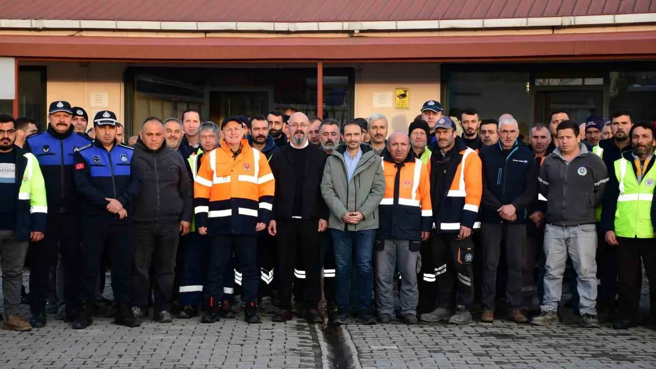 Terme Belediyesi ekiplerine tatlı sürpriz: 82 mahallede kar mesaisi sonrası baklava ikramı