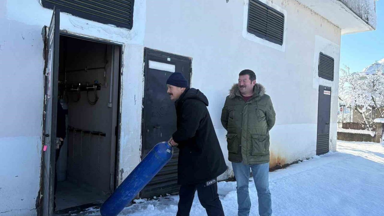 Terme Belediyesi, kar yağışında 35 km uzaklıktaki KOAH hastasına oksijen tüpü ulaştırdı