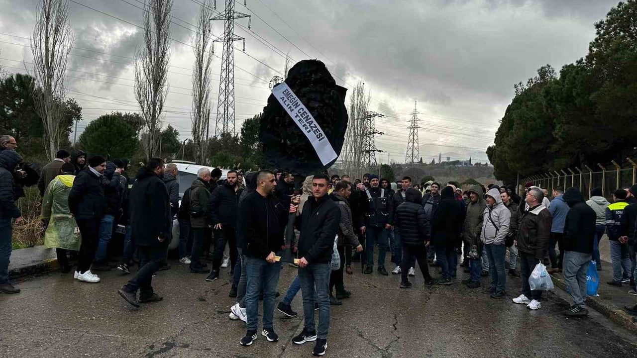 TES-İŞ üyeleri Soma Termik Santrali önünde siyah tabut ve çelenk eylemi