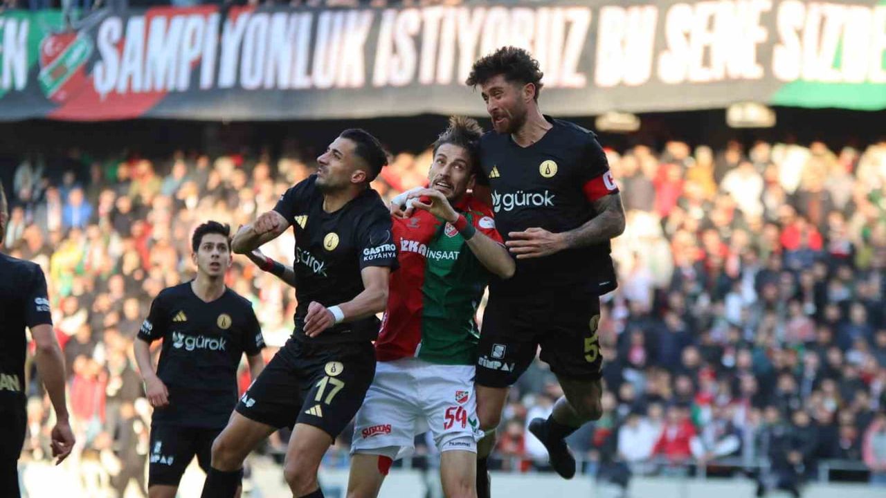 TFF 3. Lig: Belediye Kütahyaspor, Sedat Cengiz'in 90+2'deki Golüyle Karşıyaka'yı 1-0 Yendi