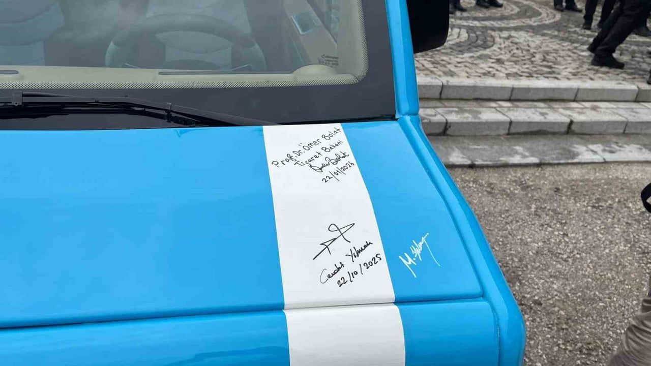 Ticaret Bakanı Bolat, Yerli Elektrikli Otomobil Volta V1’i İnceledi ve İmzaladı