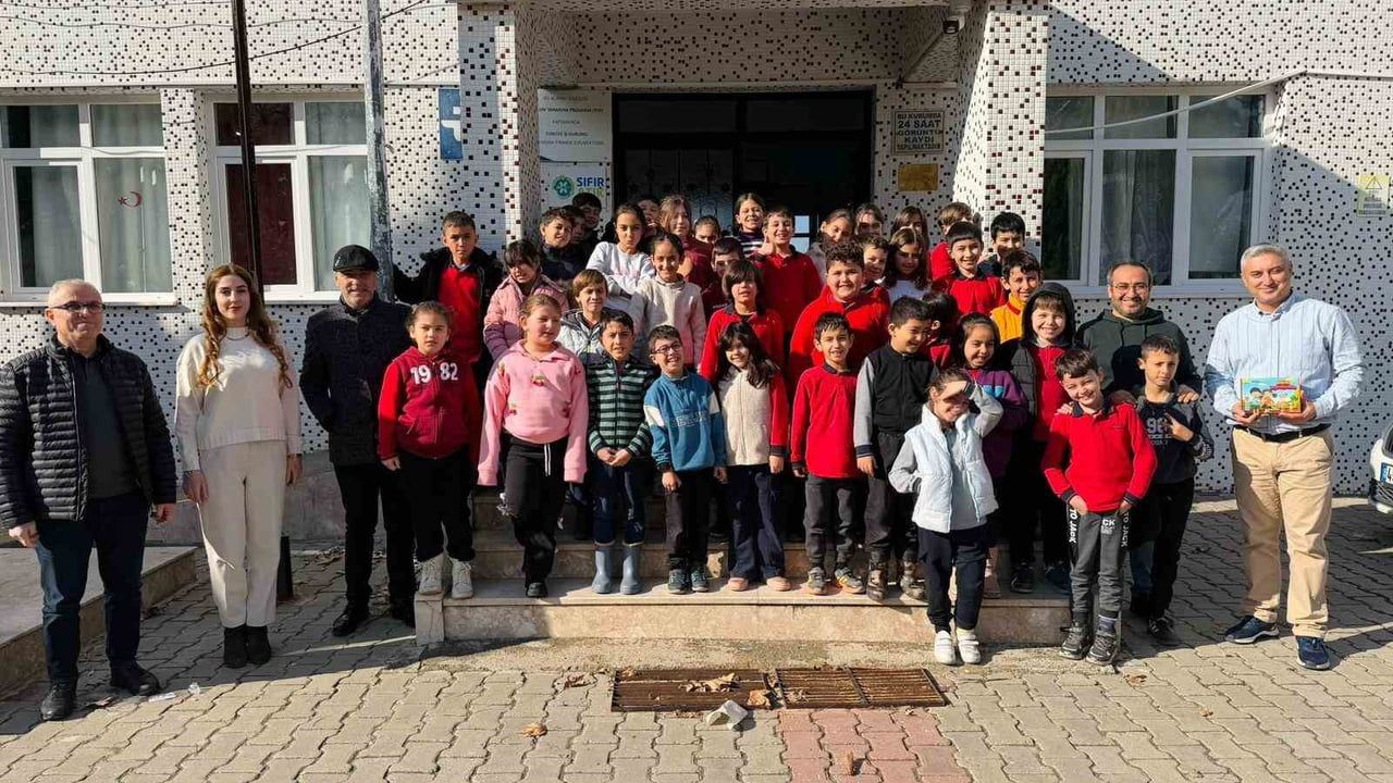 Tırazlar Hüseyin Gümüşlü İlkokulu'nda yazar-öğrenci buluşması: Volkan Kaz okuma sevgisini anlattı