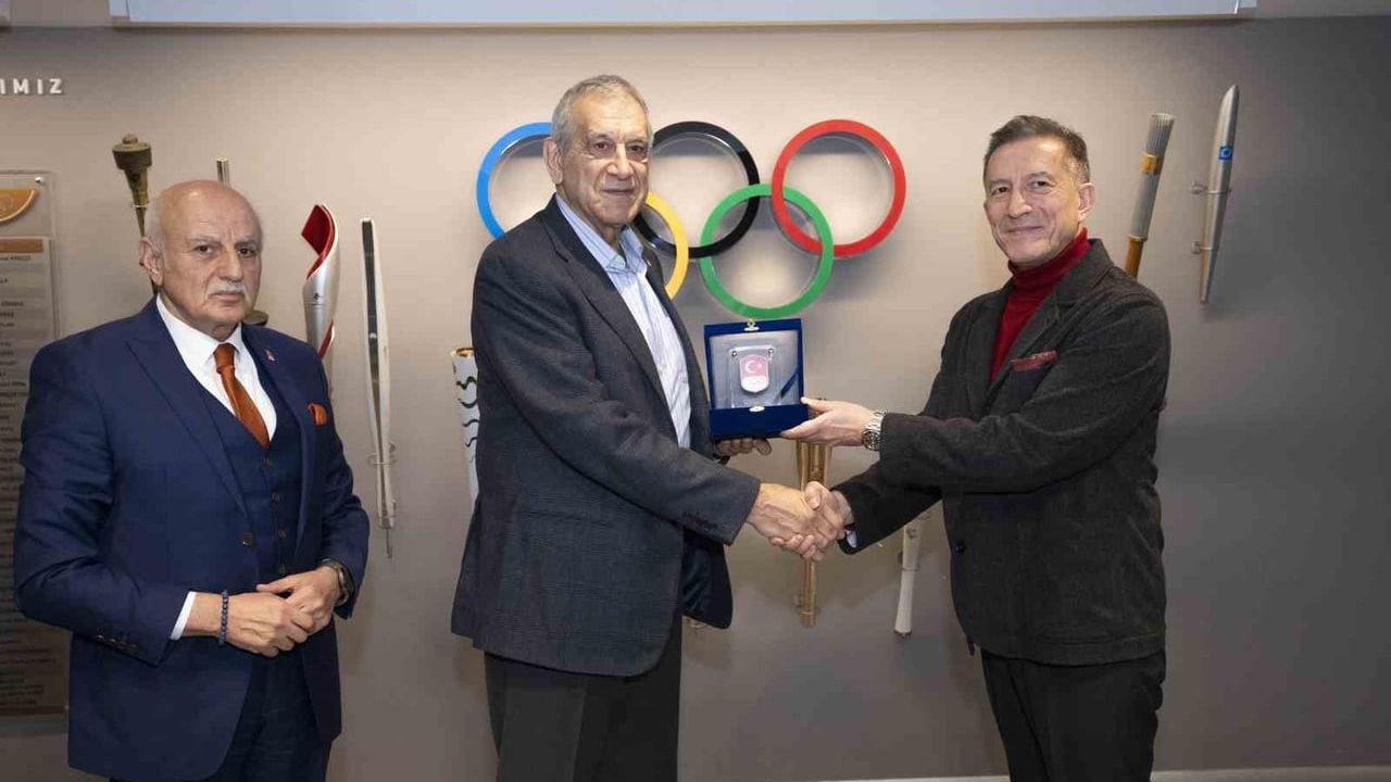 TMOK, Jülide Sonat’ı Türk kadın basketboluna katkılarından dolayı onurlandırdı