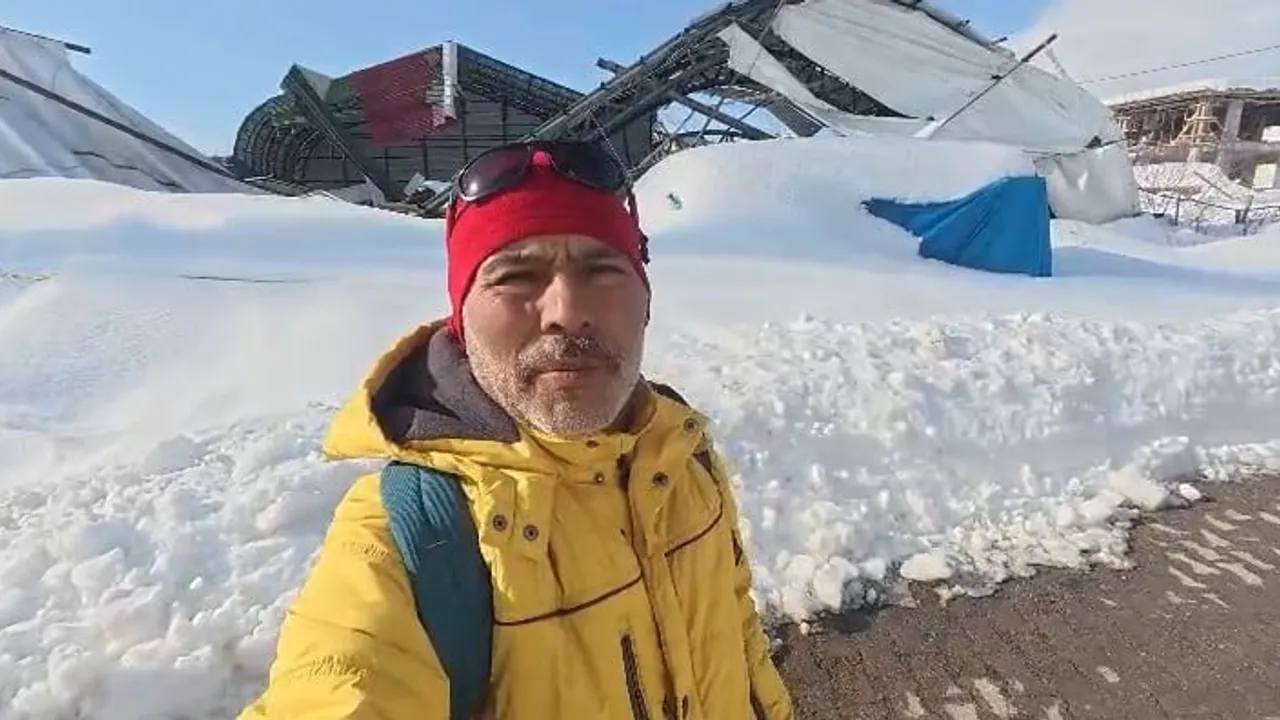 Tokat Başçiftlik'te Kapalı Halı Sahanın Çatısı Yoğun Kar Nedeniyle Çöktü