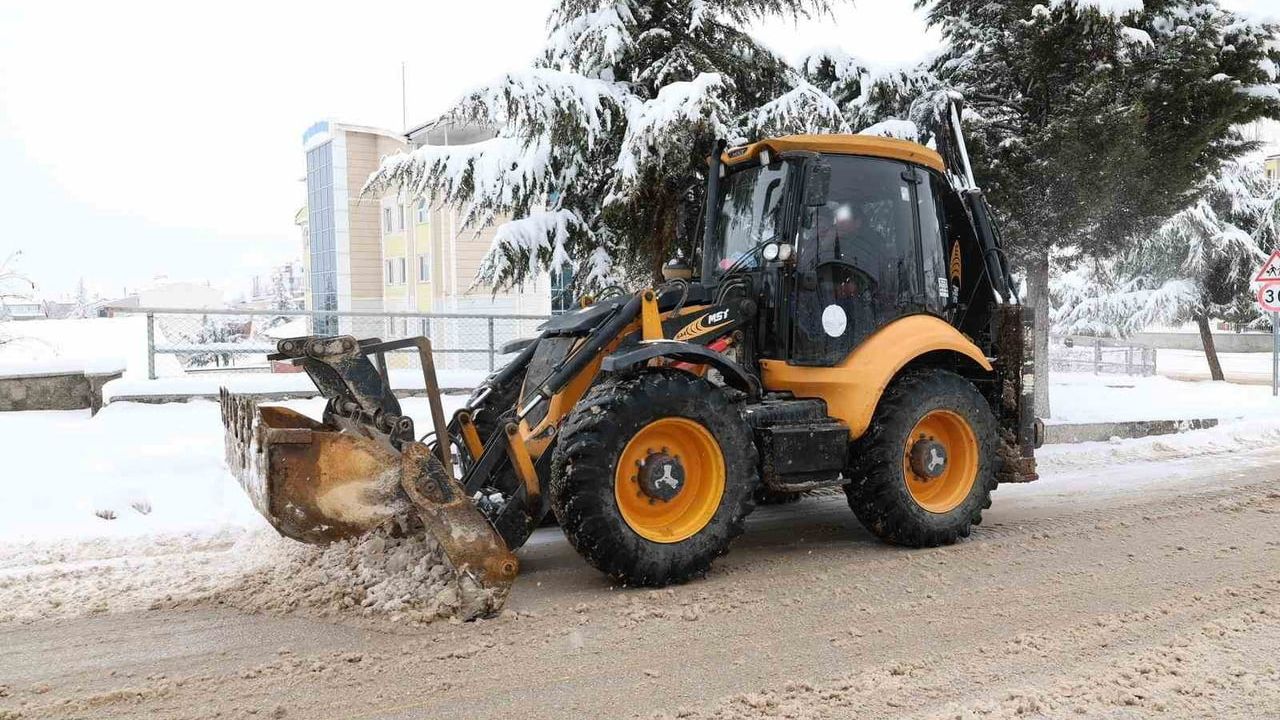 Tokat Belediyesi 7/24 karla mücadele: 348 personel ve 42 araç sahada