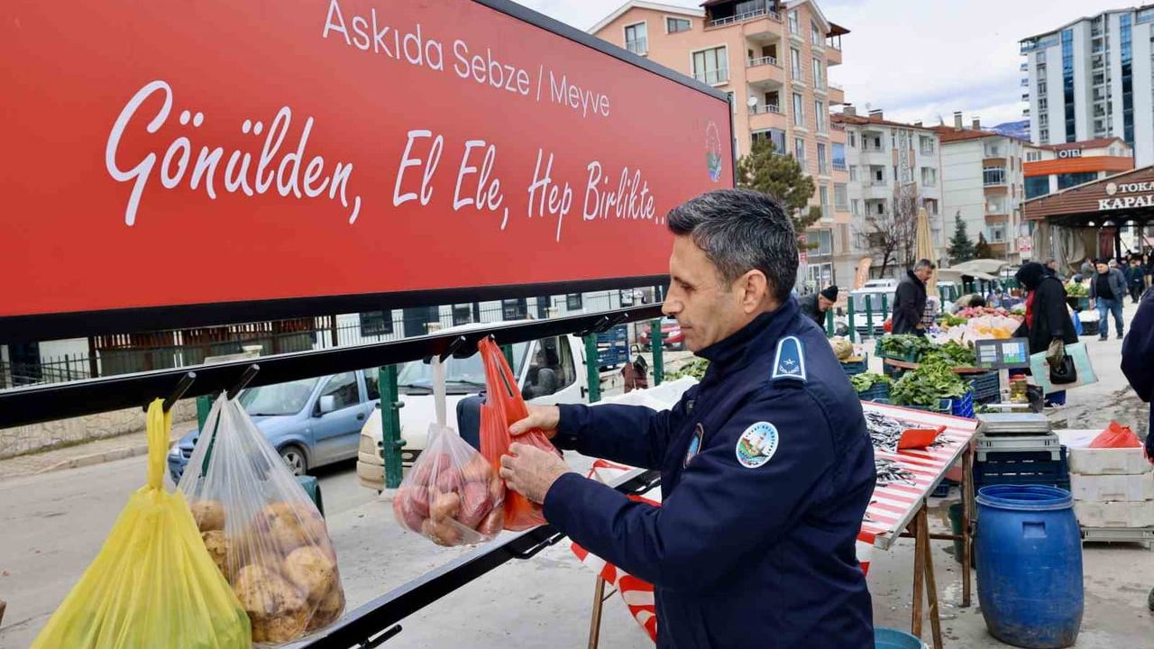 Tokat Belediyesi 'Askıda Sebze ve Meyve' Uygulamasıyla Dayanışmayı Güçlendiriyor