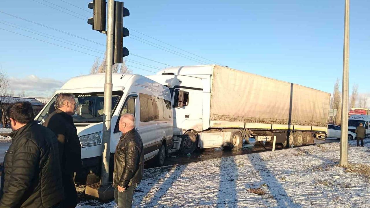 Tokat Çamlıbel'de buzlanma kaynaklı kırmızı ışıkta zincirleme kaza: 5 araçta hasar