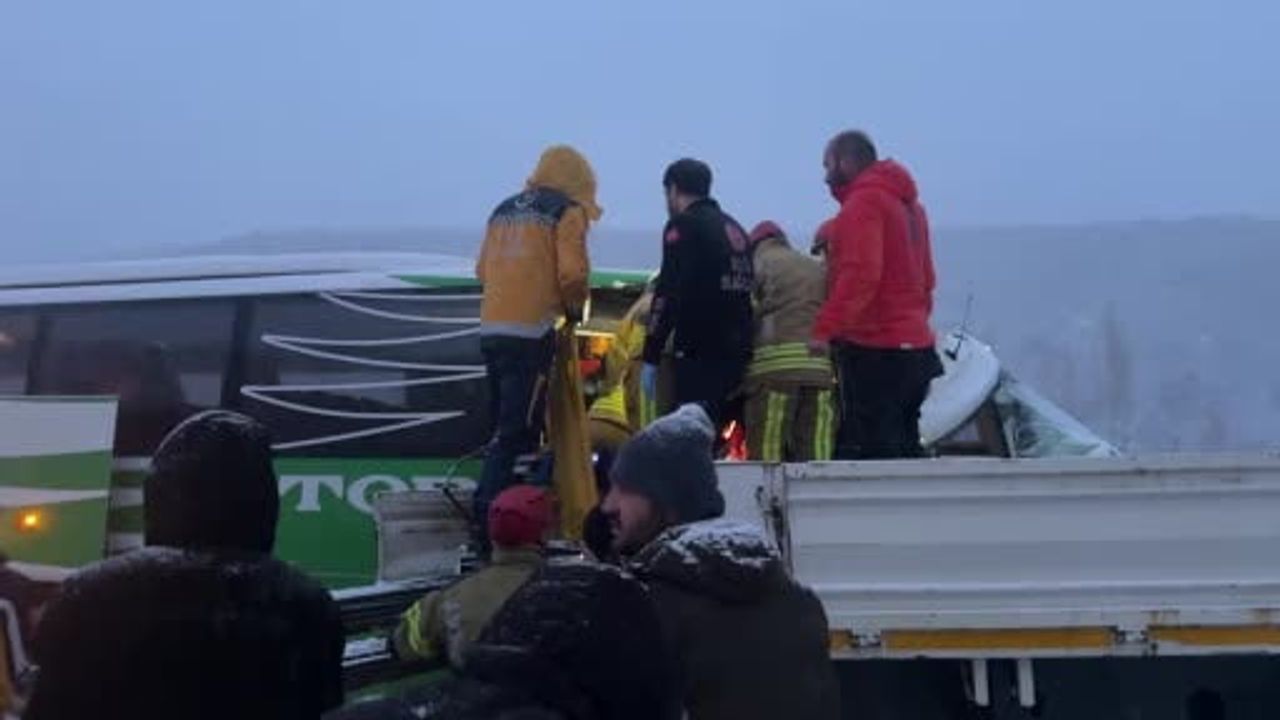 Tokat-Kızıliniş mevkiinde yolcu otobüsü ile tır çarpıştı; çok sayıda yaralı