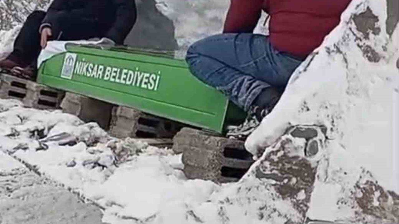 Tokat Niksar'da kar engeli: Cenaze aracı yolda kaldı, naaş iş makinesi kepçesiyle köye götürüldü