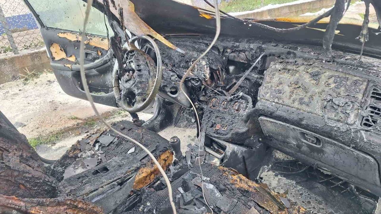 Tokat Niksar'da park halindeki otomobil yanarak kullanılamaz hale geldi