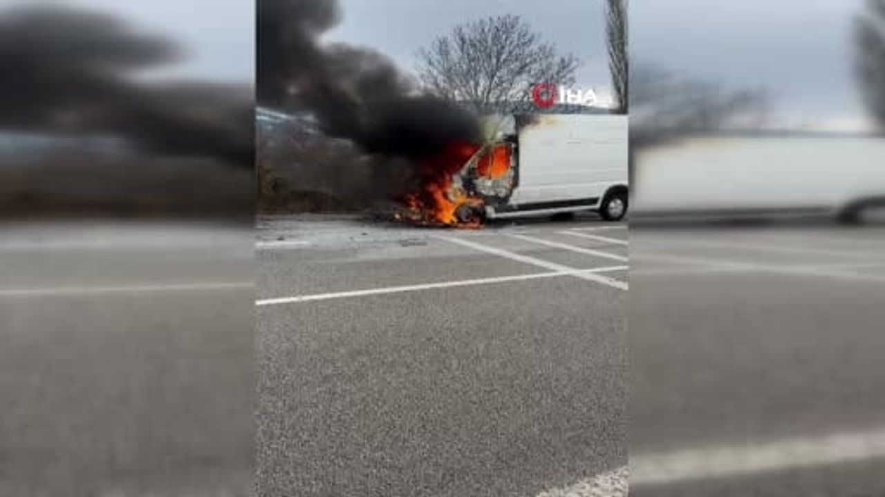 Tokat Niksar'da seyir halindeki panelvanda yangın: maddi hasar, yaralanma yok