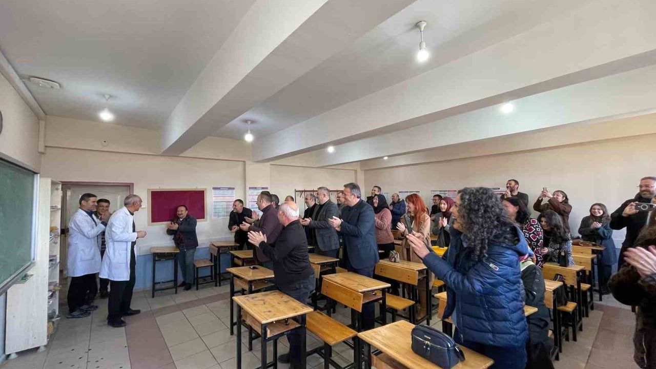 Tokat’ta 42 yıllık felsefe öğretmeni mezun öğrencilerinin alkışlarıyla emekli oldu