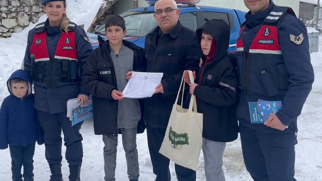 Tokat'ta kar nedeniyle okula gidemeyen 9 öğrencinin karneleri jandarma tarafından evlerine ulaştırıldı
