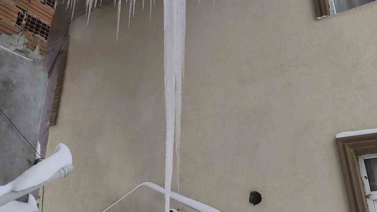 Tokat'ta kar sevinci: Tepsi ve poşetlerle yokuş kayışı; Başçiftlik'te çatı sarkıtları 5 metreyi buldu