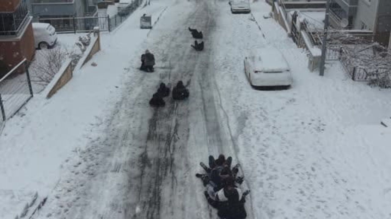 Tokat'ta kar yağışı sokakları şenlendirdi; Başçiftlik'te çatı saçaklarında 5 metreye varan buz sarkıtları
