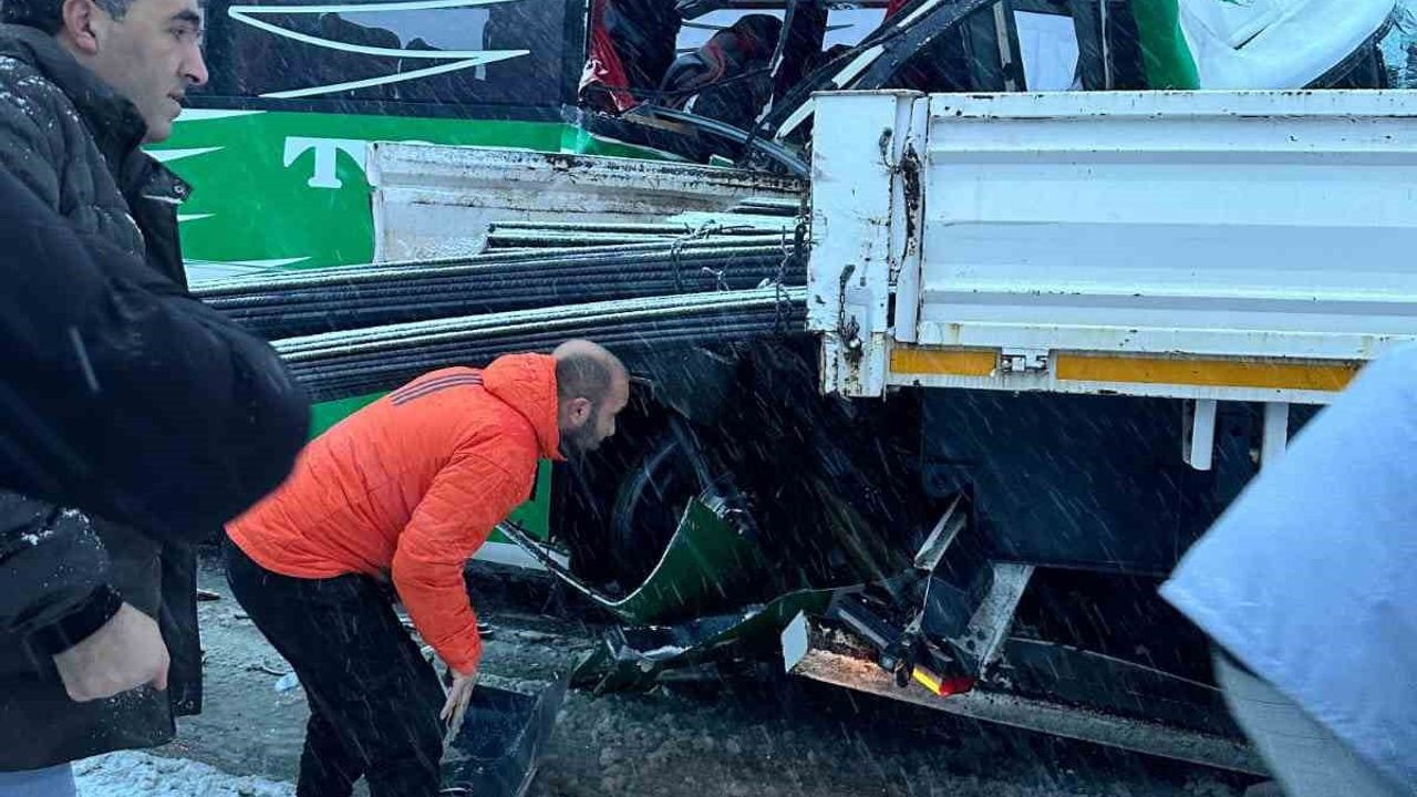 Tokat'ta karlı yolda otobüs tıra çarptı: 7 yaralı