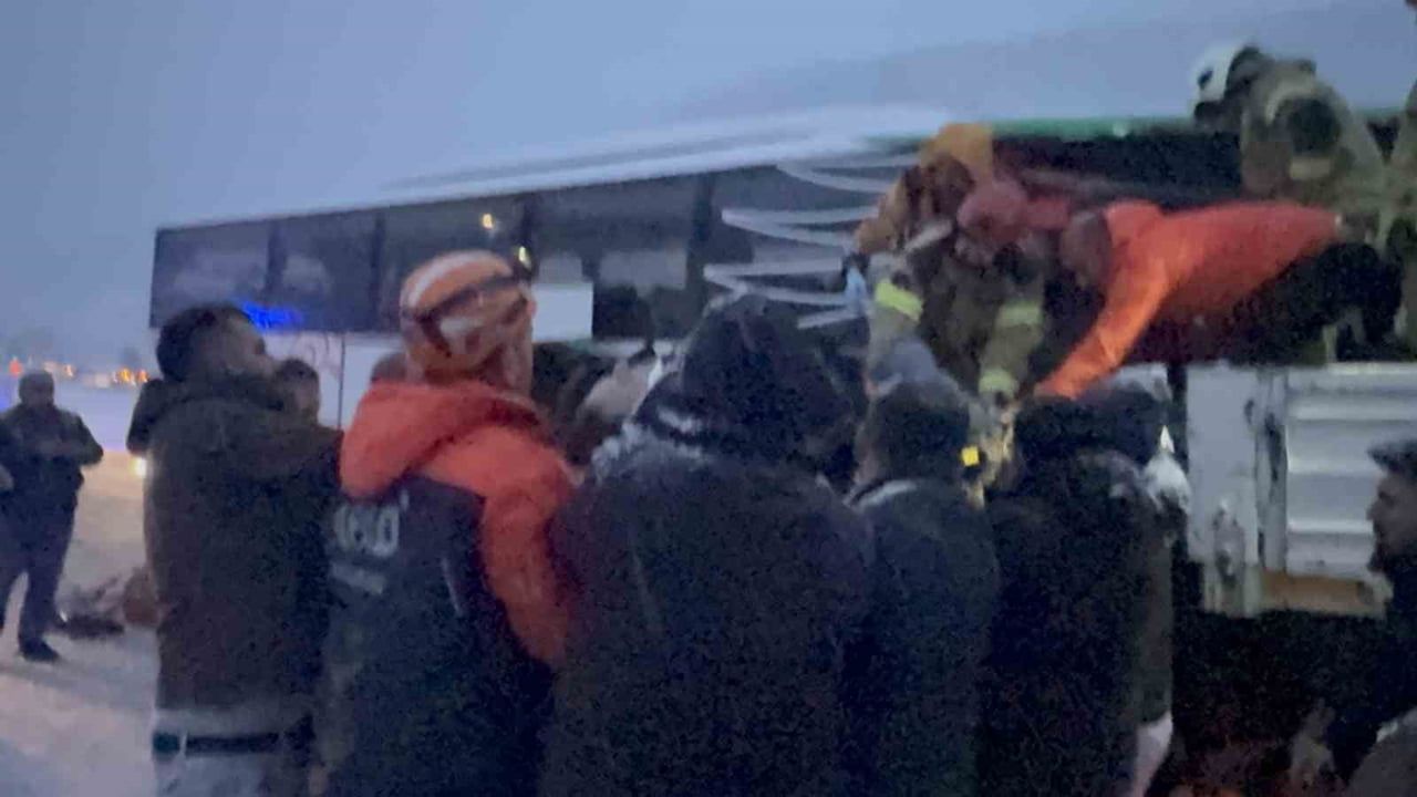 Tokat'ta karlı yolda otobüs tıra çarptı; kurtarma çalışmaları sürüyor