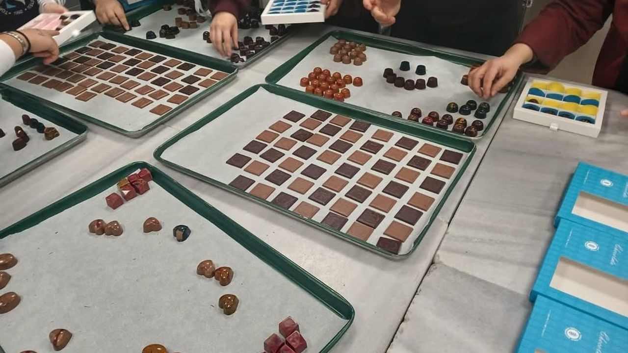 Tokat'ta koruma altındaki çocuklara çikolata yapım eğitimi: 'Tatlı Bir Gelecek' projesi kapsamında uygulamalı eğitim verildi