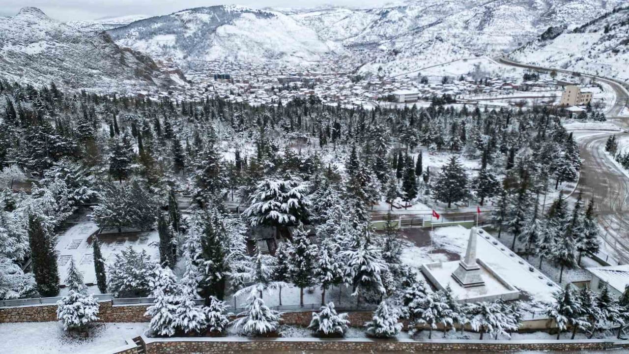 Tokat'ta Sulusokak karla beyaza büründü: 900 adımda 900 yıllık tarih kartpostallık görüntüler sundu