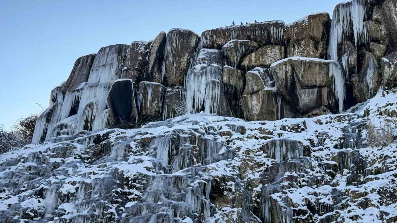 Tokat'ta Turhal'da şelalenin donması kartpostallık görüntüler oluşturdu