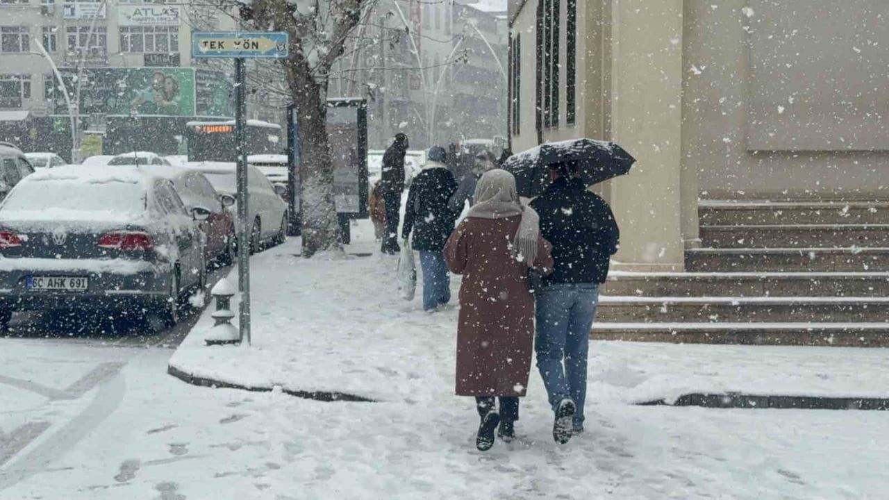Tokat’ta yeni yılın ilk karı sokakları beyaza bürüdü