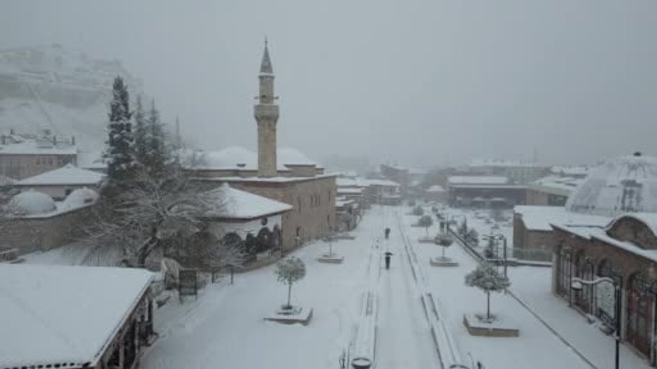 Tokat’ta yoğun kar hayatı etkiledi; kent meydanı masalsı görünüme kavuştu