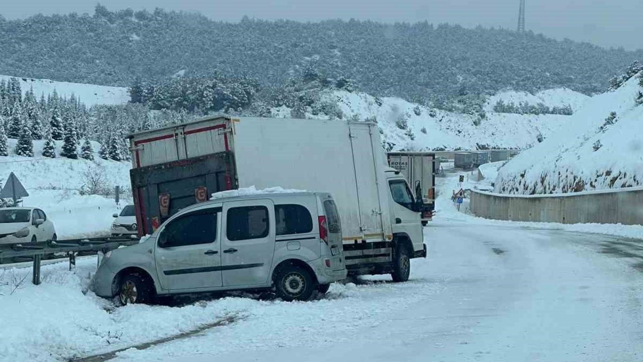 Tokat’ta yoğun kar Niksar-Erbaa kara yolunda trafiği aksattı