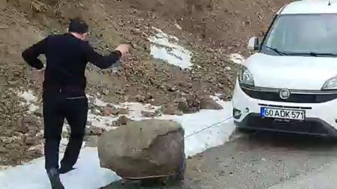 Tokat'ta yola düşen kaya, sürücülerin çabasıyla yol kenarına çekildi