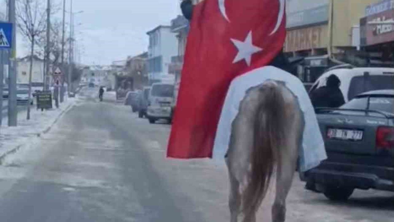 Tomarza'da Esnaf At Üzerinde Türk ve Göktürk Bayraklarıyla Çarşıyı Gezdi