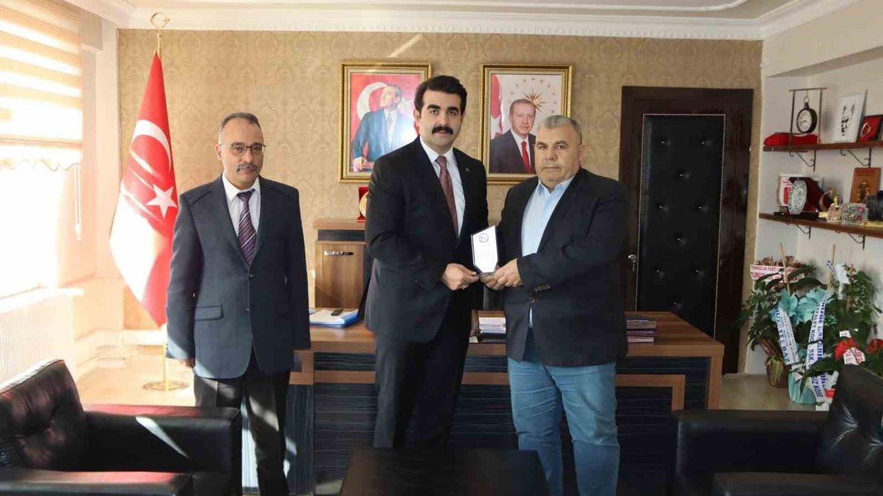 Tomarza Vergi Dairesi'nde 41 yıllık görev: Mesut Elkıran'a kaymakamdan plaket