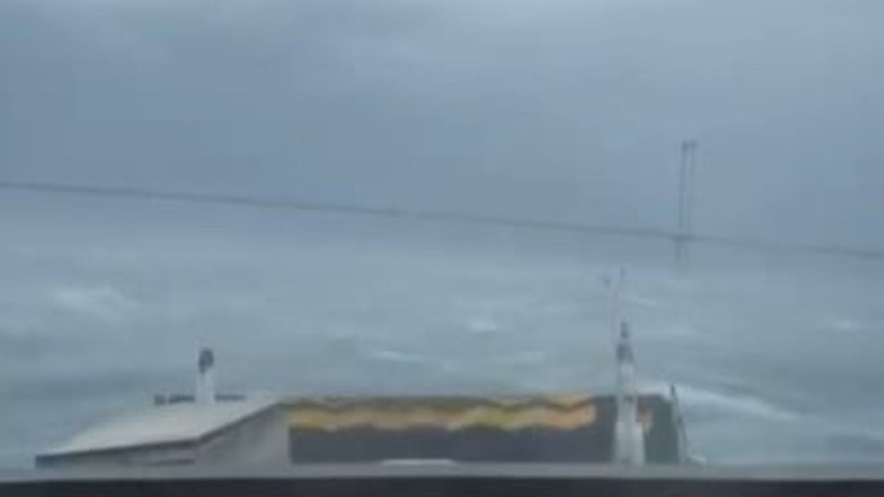 Topçular-Eskihisar feribotu fırtınada sürüklendi: Yolcular ve araçlar denizde mahsur kaldı