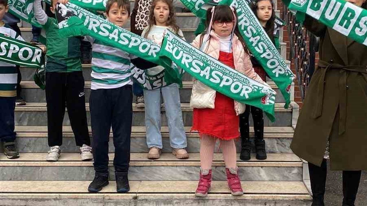 Tophane İlkokulu'nda karne coşkusu Bursaspor atkılarıyla renklendi
