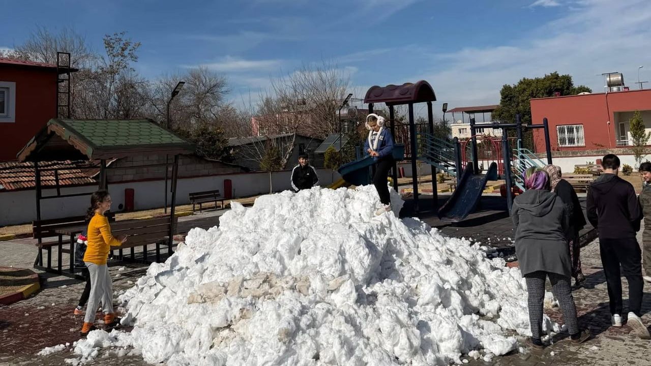 Toprakkale Belediyesi, Karataş Mahallesi'ne Kamyonla Kar Getirdi: Çocuklara Yarışıl Tatilinde Sürpriz